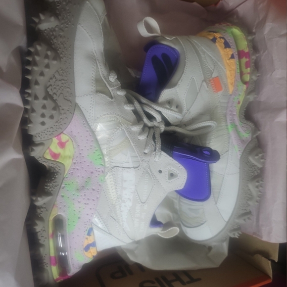 Nike - Picture 2 of 3